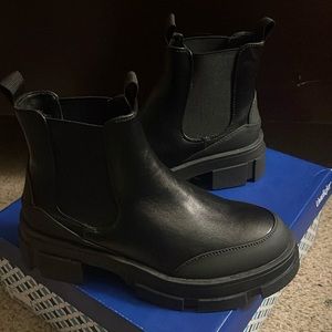 Women Size 8 Black boots (Limelight)